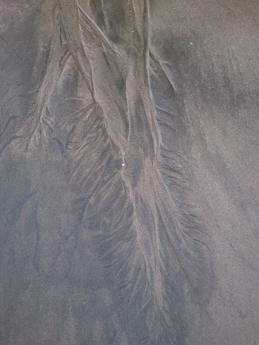 Traces d'eau dans le sable, plage de Piha
